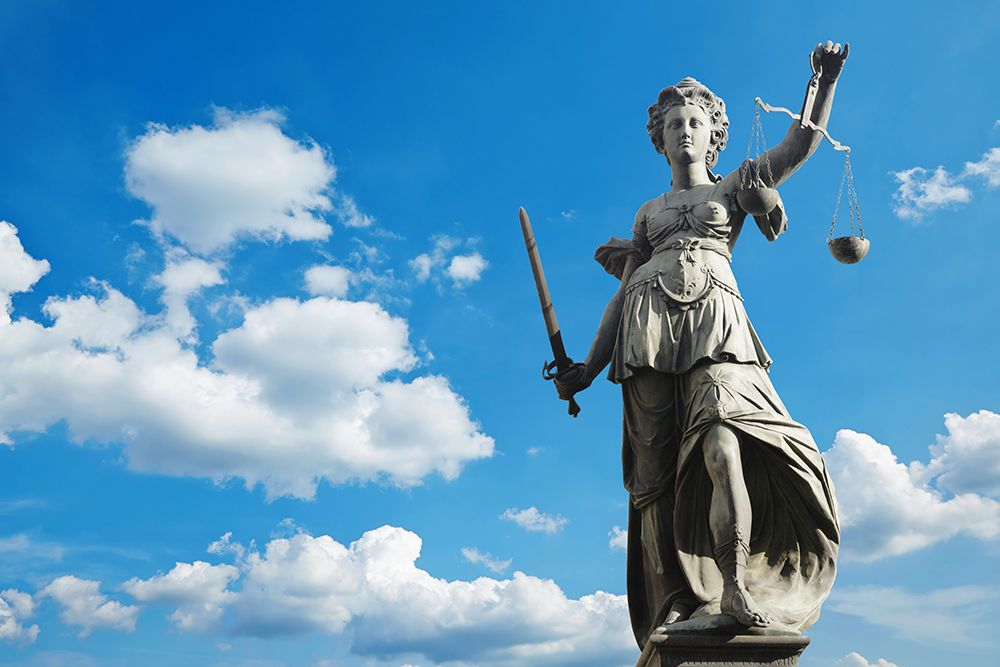 Bild: Statue Justitia vor blauem Himmel