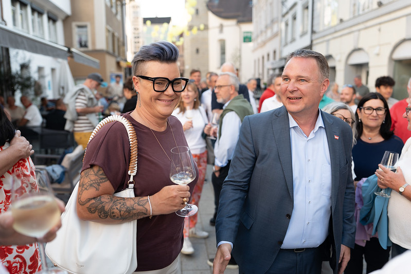Bild: Vizekanzler Andi Babler in Bregenz vor dem Lokal „Buongustaio“ im Gespräch mit einer Frau, die als Gast beim Get-together mit dem Vizekanzler war.