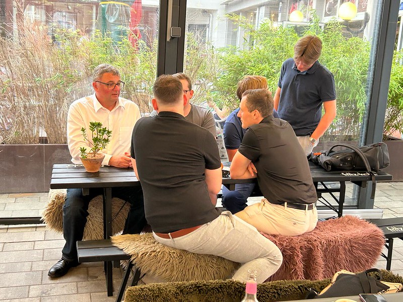 StS Jörg Leichtfried und Gäste bei einer Diskussionsveranstaltung in Villach