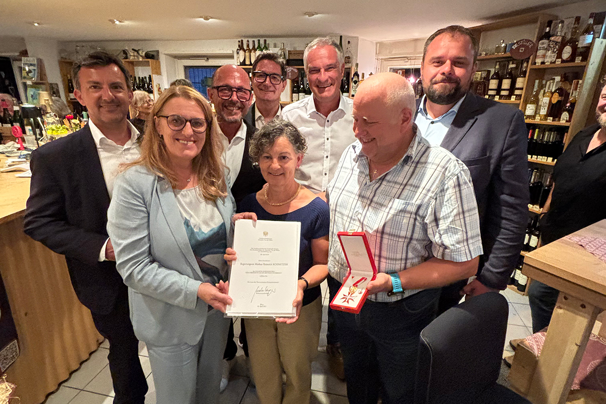 Fotot mit u.a. Staatssekretärin Ulrike Königsberger-Ludwig und Markus Schnetzer, der das Goldene Ehrenzeichen verliehen bekommt