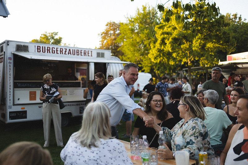 Andi Babler schüttelt Hände bei der SPÖ-Sommertour in Schwechat