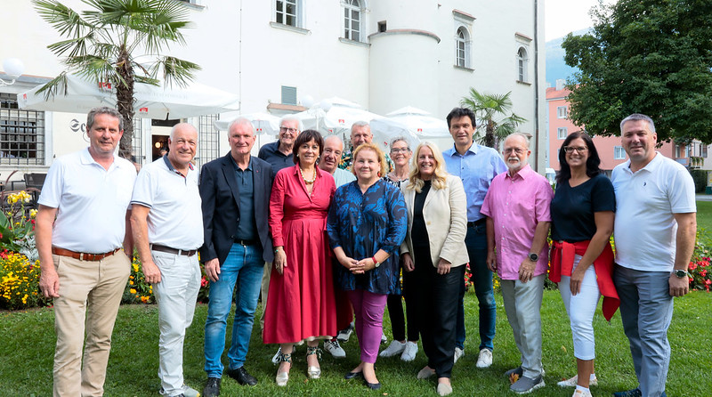 Gruppenfoto mit u.a. Sozialministerin Korinna Schumann bei einer Veranstaltung der SPÖ-Sommertour in Spittal an der Drau in Kärnten