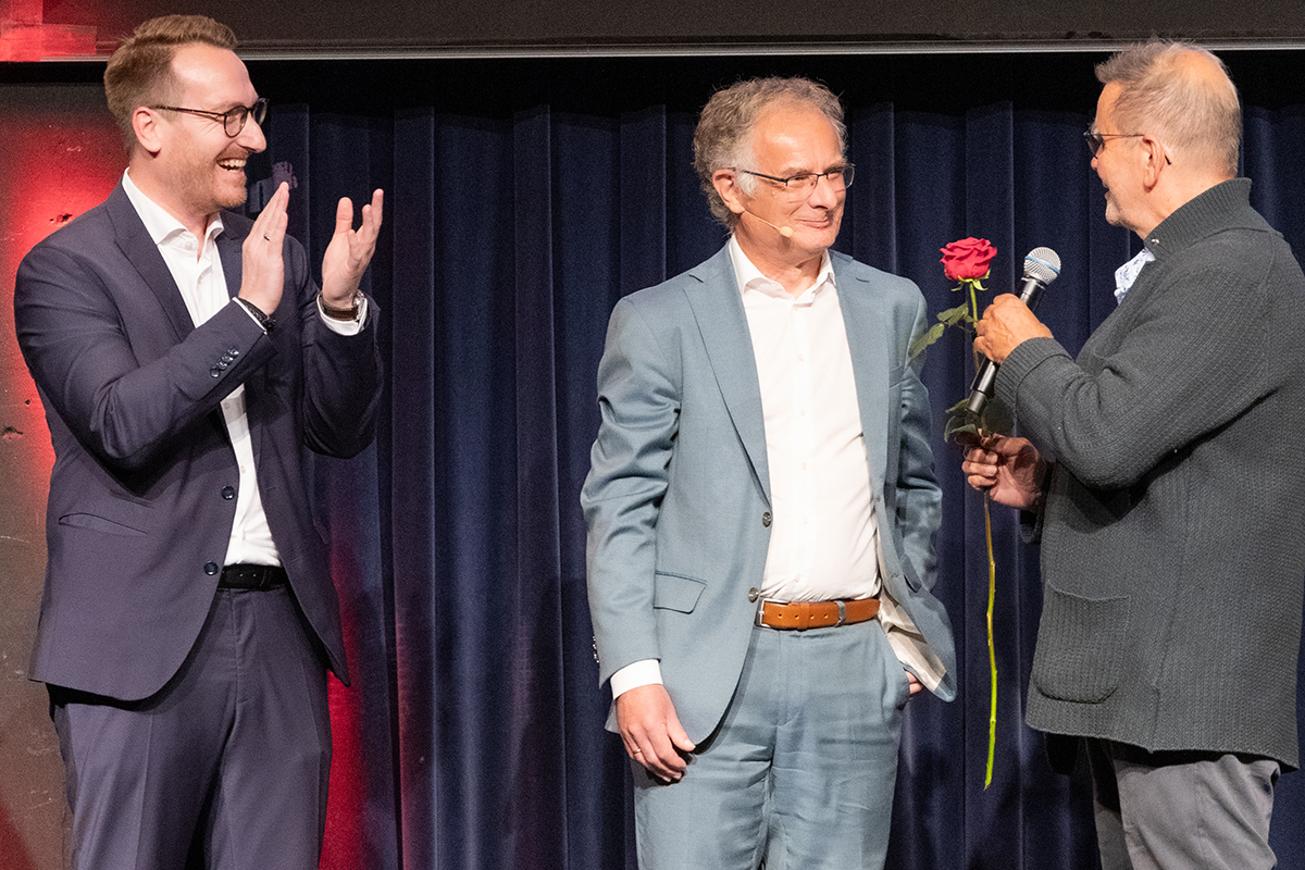 Foto: Tirols Landeshauptmann-Stellvertreter, SPÖ Tirol-Vorsitzender Philip Wohlgemuth und Finanzminister Markus Marterbauer, der auf der Bühne im Treibhaus in Innsbruck eine rote Rose überreicht bekommt