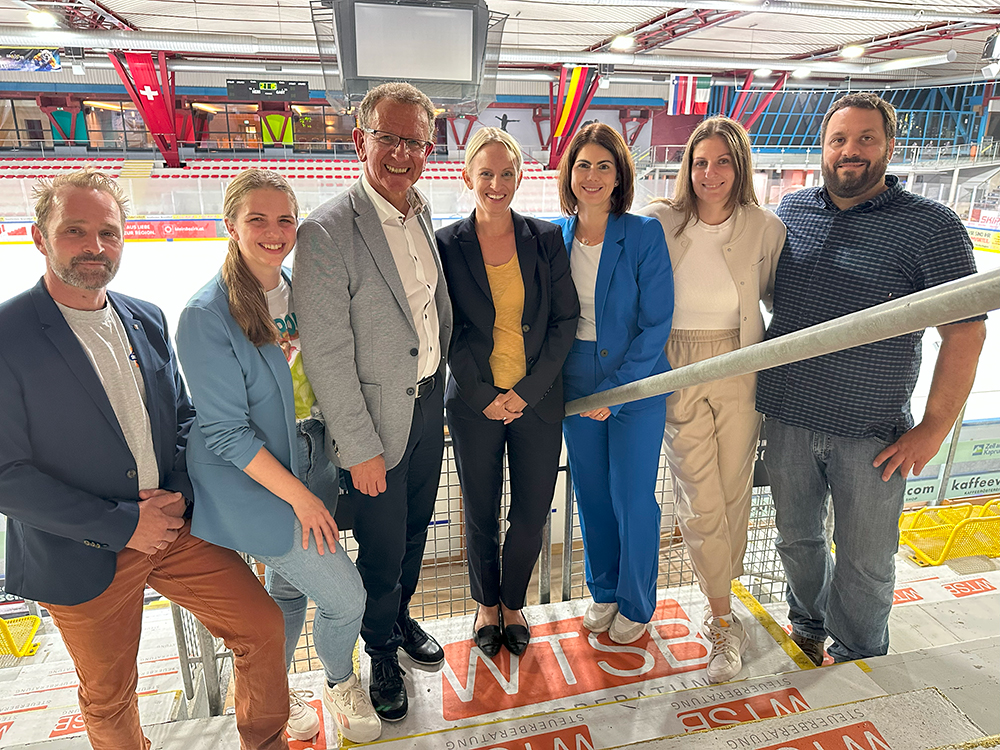 Foto: Sport-Staatssekretärin (in der Mitte) in der Eishalle in Zell am See