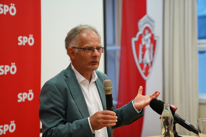 Finanzminister Markus Marterbauer spricht mit Mikro in der Hand