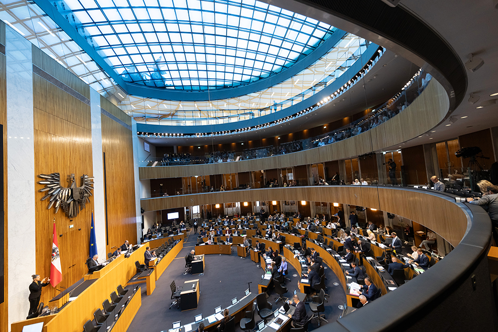 Nationalratssitzung: Blick Richtung Sitzungsteilnehmerinnen und -teilnehmer