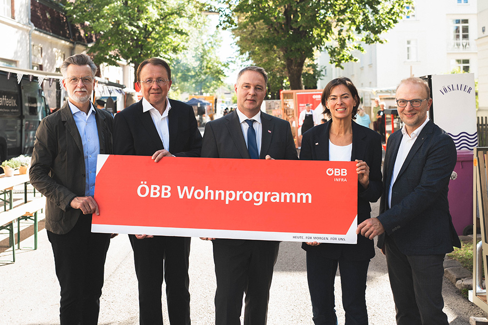 Vizekanzler Andreas Babler eröffnete gemeinsam mit Bürgermeister Mathias Stadler und Mitwirkenden die neu sanierten ÖBB-Werkwohnungen in St. Pölten.