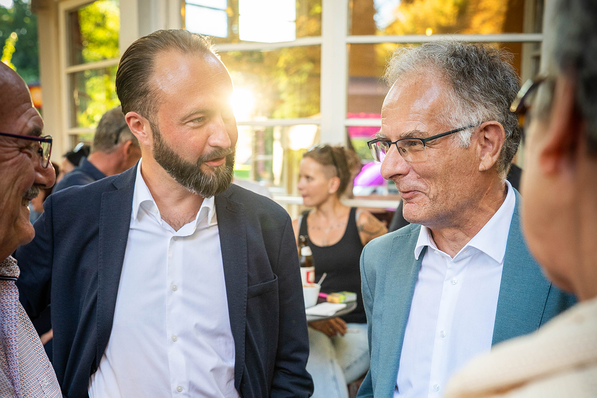 v.l.n.r: Steirischer Landesparteivorsitzender Max Lercher und Finanzminister Markus Marterbauer im Grazer Parkhouse im Gespräch mit Menschen