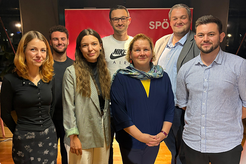 Gruppenfoto mit u.a. Korinna Schumann (die Fünfte von links)