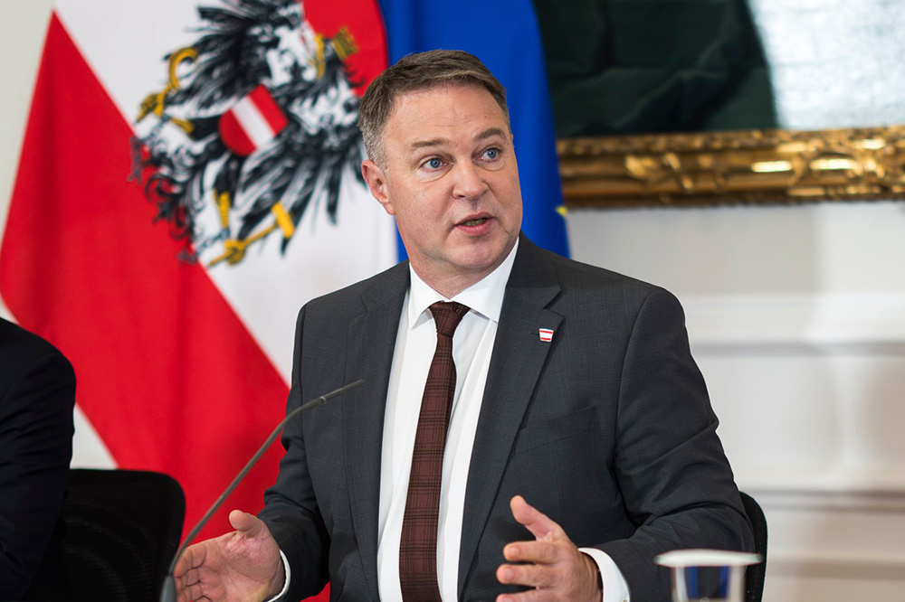 Am 22. Oktober 2025 nahmen Staatssekretär Alexander Pröll, Vizekanzler Andreas Babler (im Bild) und Klubobmann Yannick Shetty am Pressefoyer nach dem Ministerrat teil.