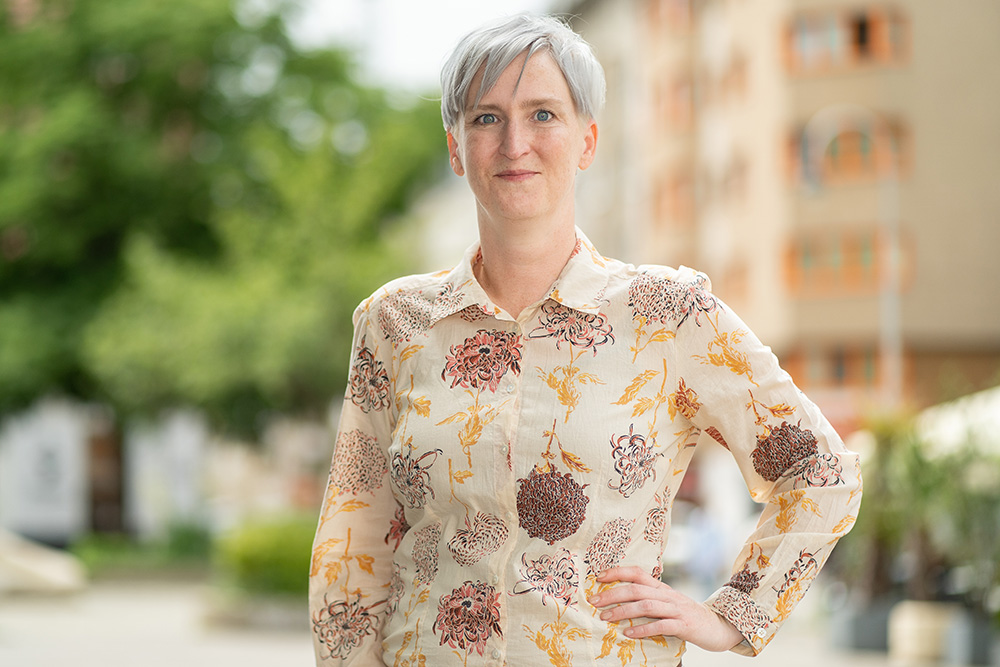 Porträt Elke Hanel-Torsch vor einem Wohnblock