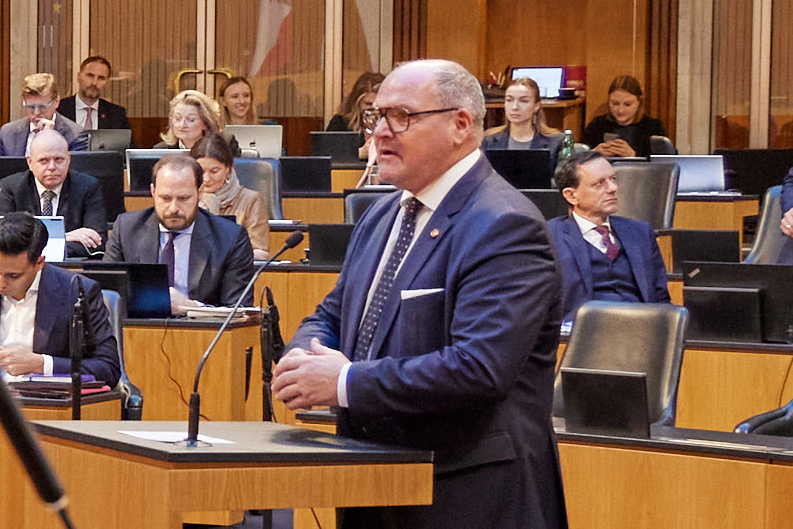 Am Rednerpult: Nationalratsabgeordneter Alois Schroll (SPÖ)