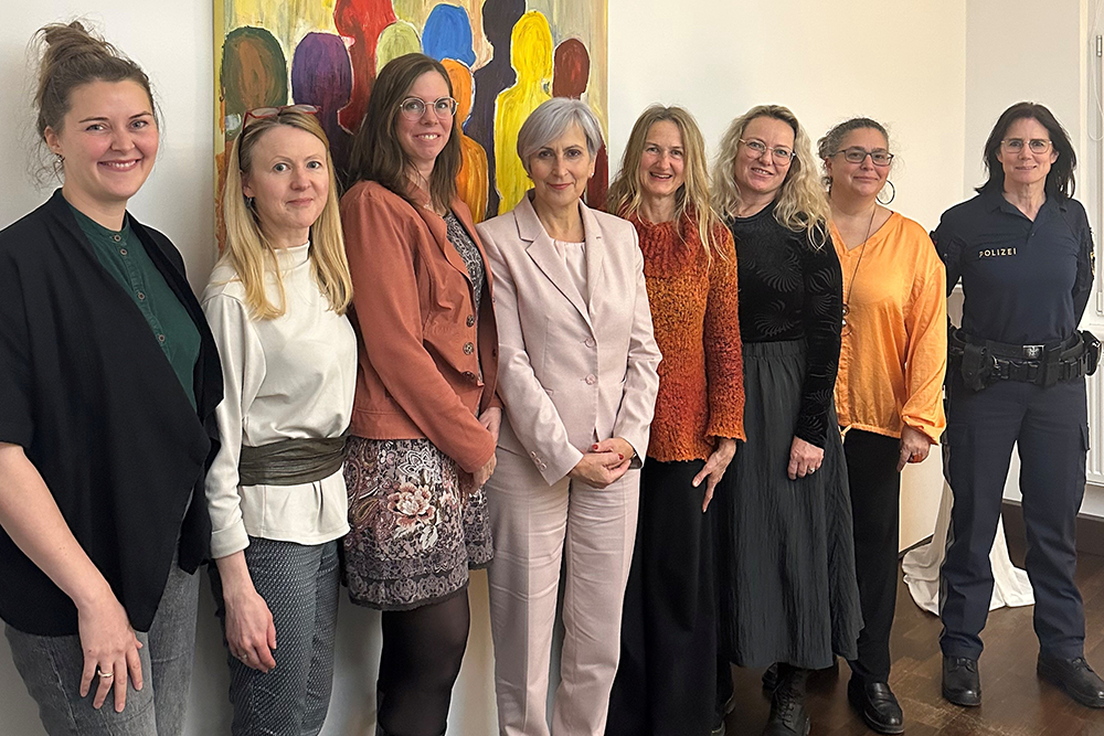 Österreich-Tour mit Justizministerin Anna Sporrer (die Vierte v.l.) in St. Pölten.