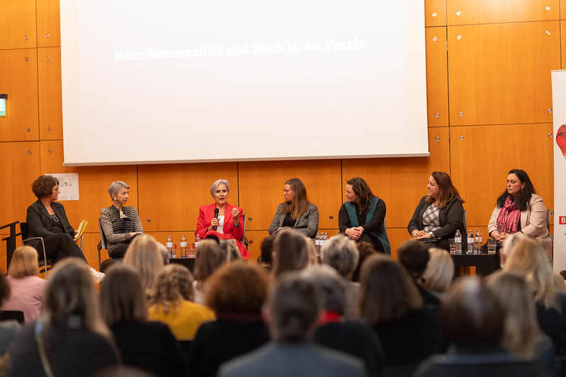 Rund 100 Gäste folgten der Einladung ins Landesarchiv Kärnten in Klagenfurt zu einer Podiumsdiskussion und einem Vortrag mit Justizministerin Anna Sporrer und weiteren Vertreterinnen aus Politik und Wissenschaft.