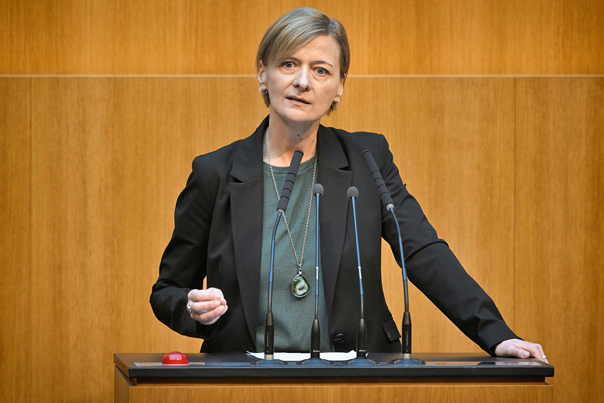 Sitzung des Nationalrates – Am Redner:innenpult: Nationalratsabgeordnete Sabine Schatz