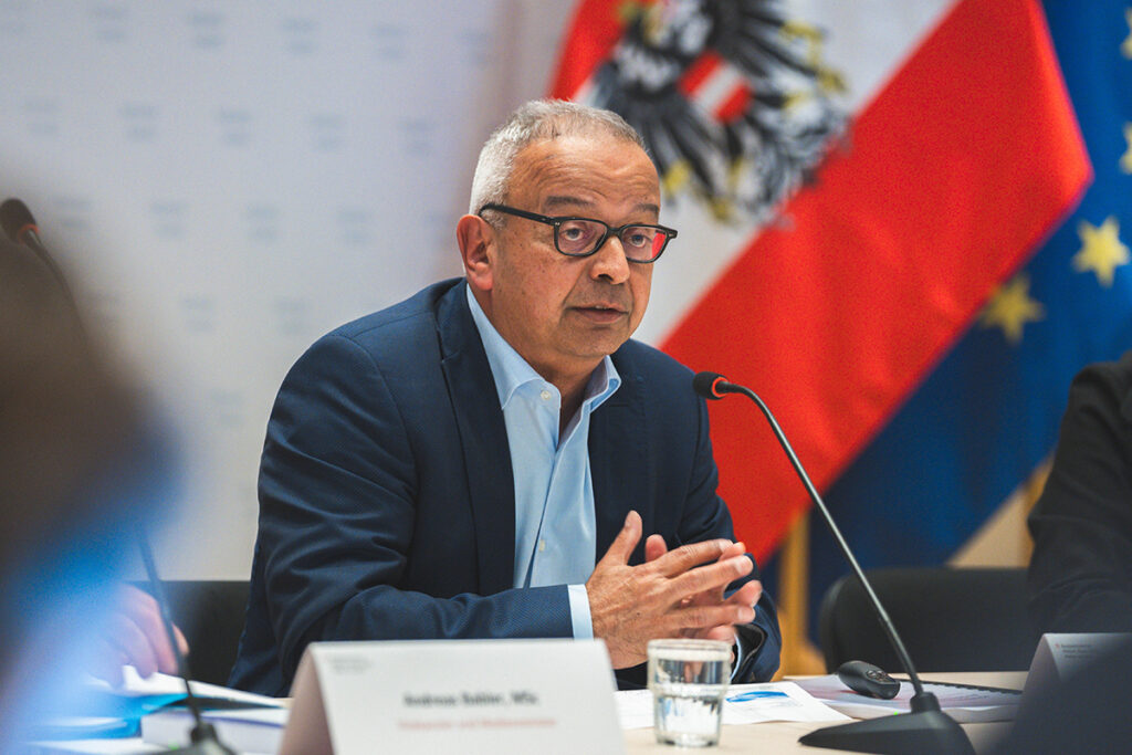 Bild: Medienwissenschafter Andy Kaltenbrunner bei der Studienpräsentation „Journalismusförderung in Österreich“