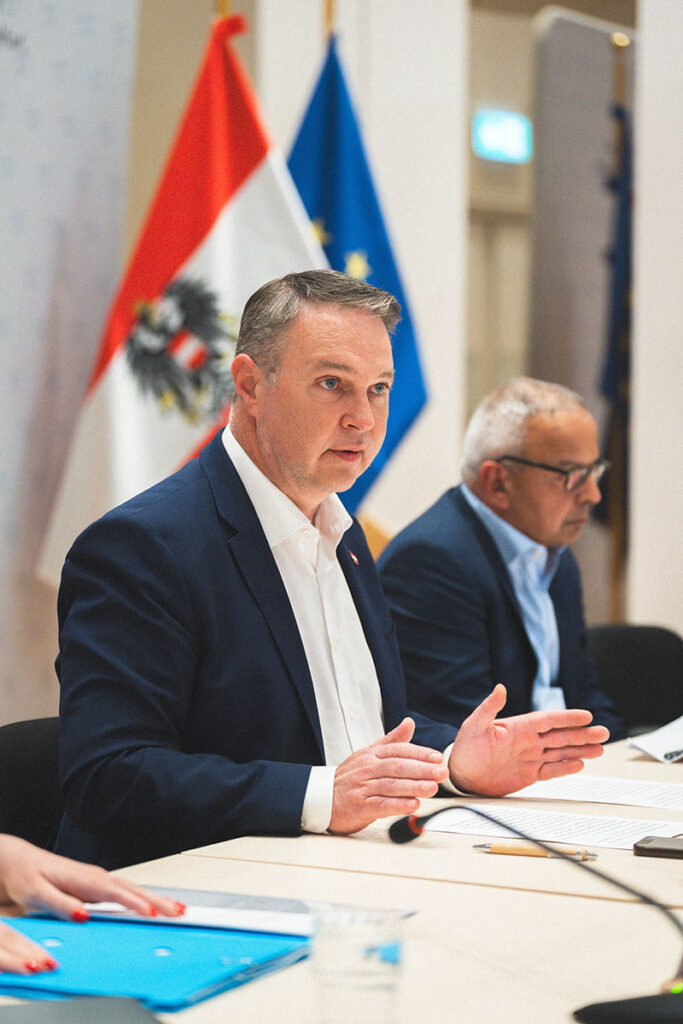 Bild: Vizekanzler, Medienminister Andreas Babler bei der Studienpräsentation „Journalismusförderung in Österreich“