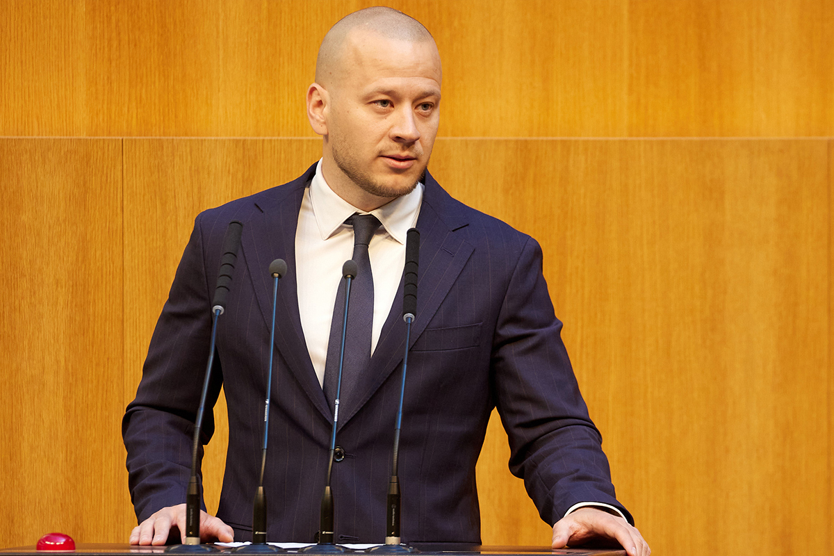 77. Sitzung des Nationalrats in der 28. Gesetzgebungsperiode – Am Rednerpult: Nationalratsabgeordneter Maximilian Köllner (SPÖ)