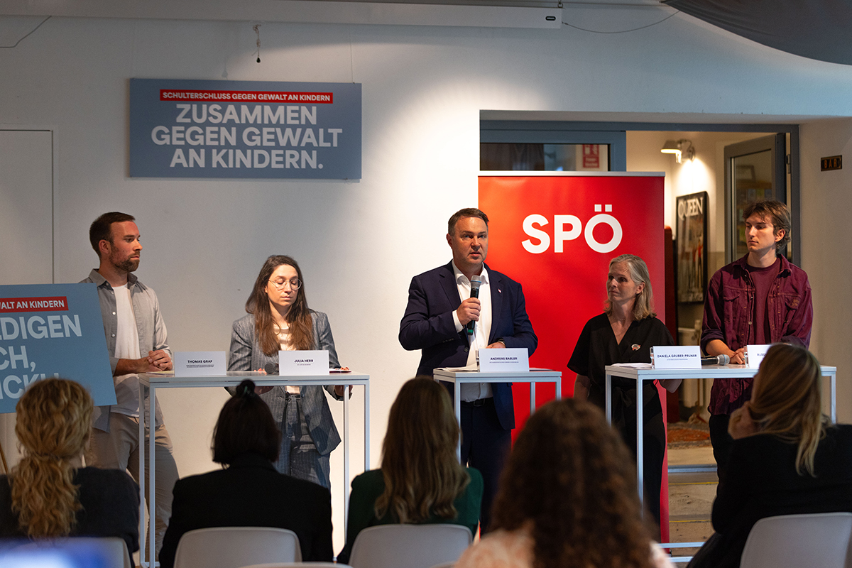 Bild: Medienaktion anlässlich des Schulterschlusses der SPÖ mit der Zivilgesellschaft gegen Gewalt an Kindern mit SPÖ-Vorsitzendem, Vizekanzler Andreas Babler (mi.), SPÖ-Klubvize Julia Herr (2.v.l.) Thomas Graf vom Bundesverband Österreichischer Kinderschutzzentren (li.), Daniela Gruber-Pruner von den Kinderfreunden (2.v.r.) und Ruben Pfundner von den Roten Falken (re.).