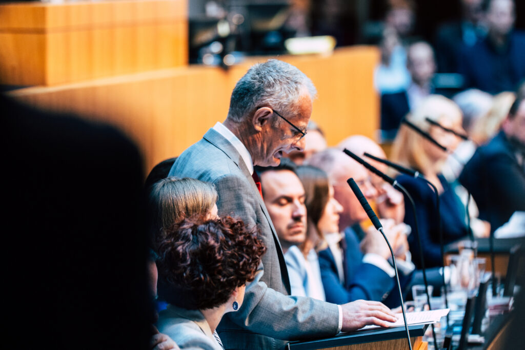 Bild: Finanzminister Markus Marterbauer hält im Parlament die Budgetrede zum Doppelbudget 2027/28.