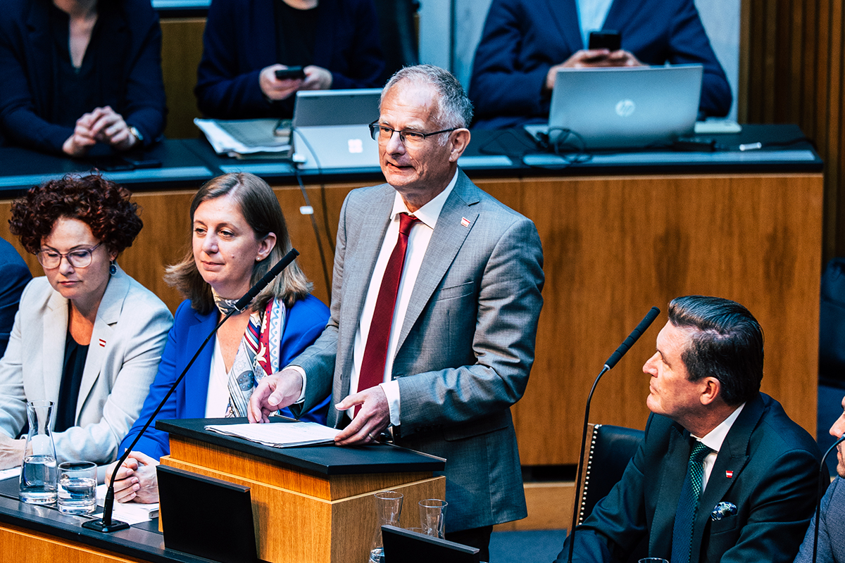 Bild: Finanzminister Markus Marterbauer hält im Parlament die Budgetrede zum Doppelbudget 2027/28.