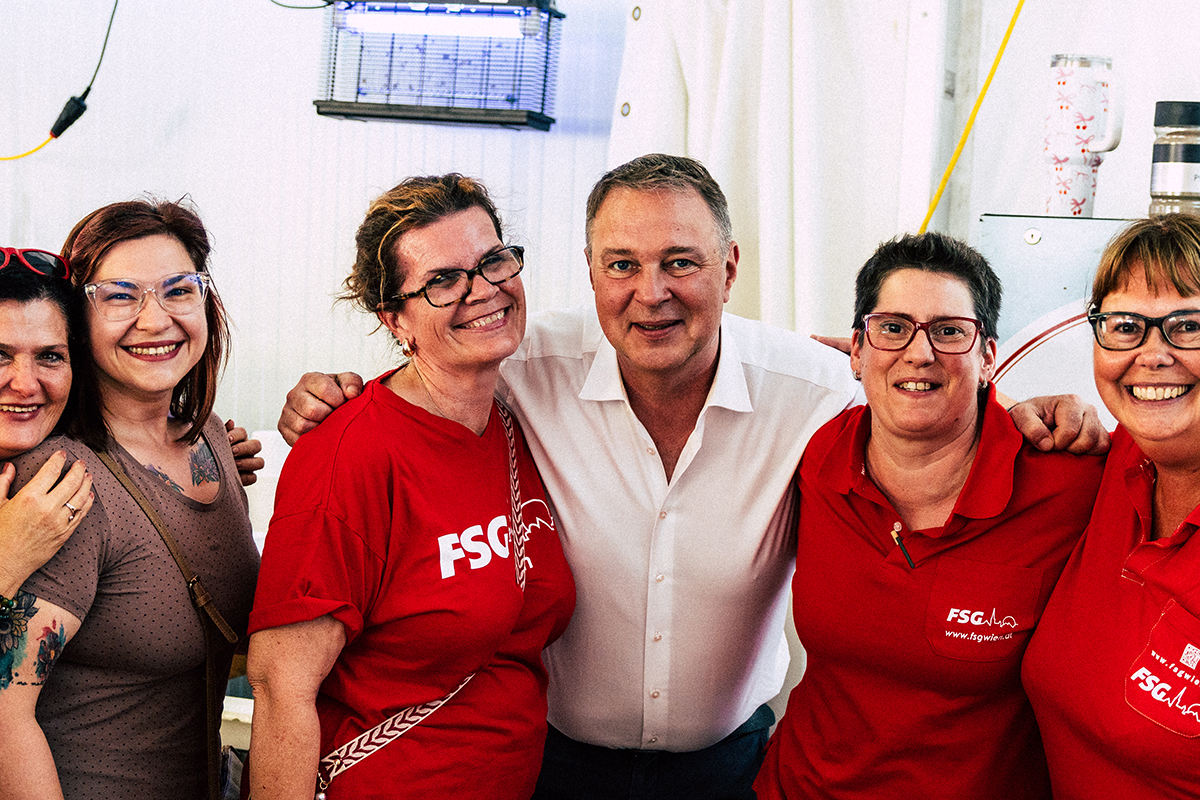 Foto: Andi Babler (4.v.l.) beim Donauinselfest (DIF) 2026 in Wien 5 weiteren Besucherinnen der Veranstaltung.