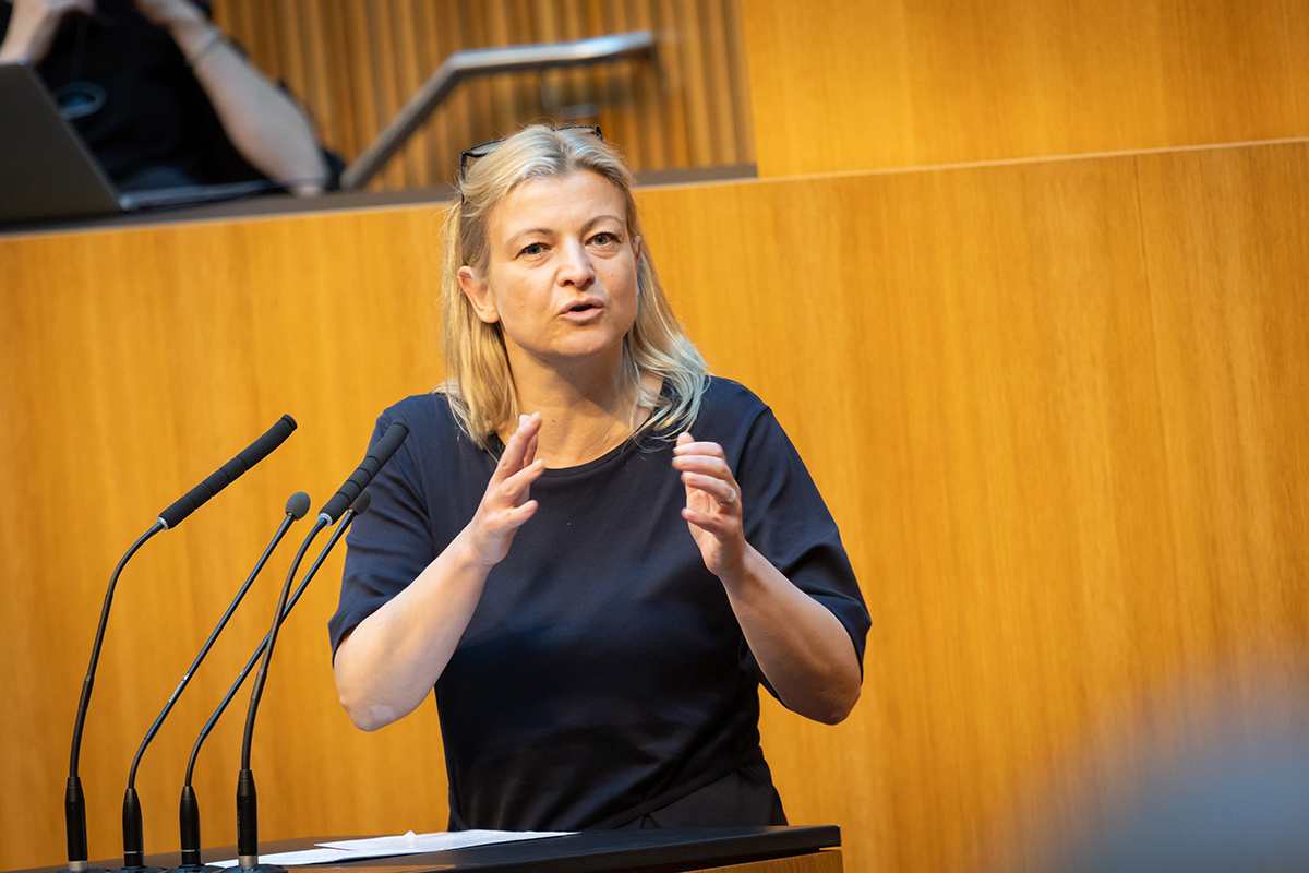 Sitzung des Nationalrates – Am Redner:innenpult Nationalratsabgeordnete Barbara Teiber (SPÖ)