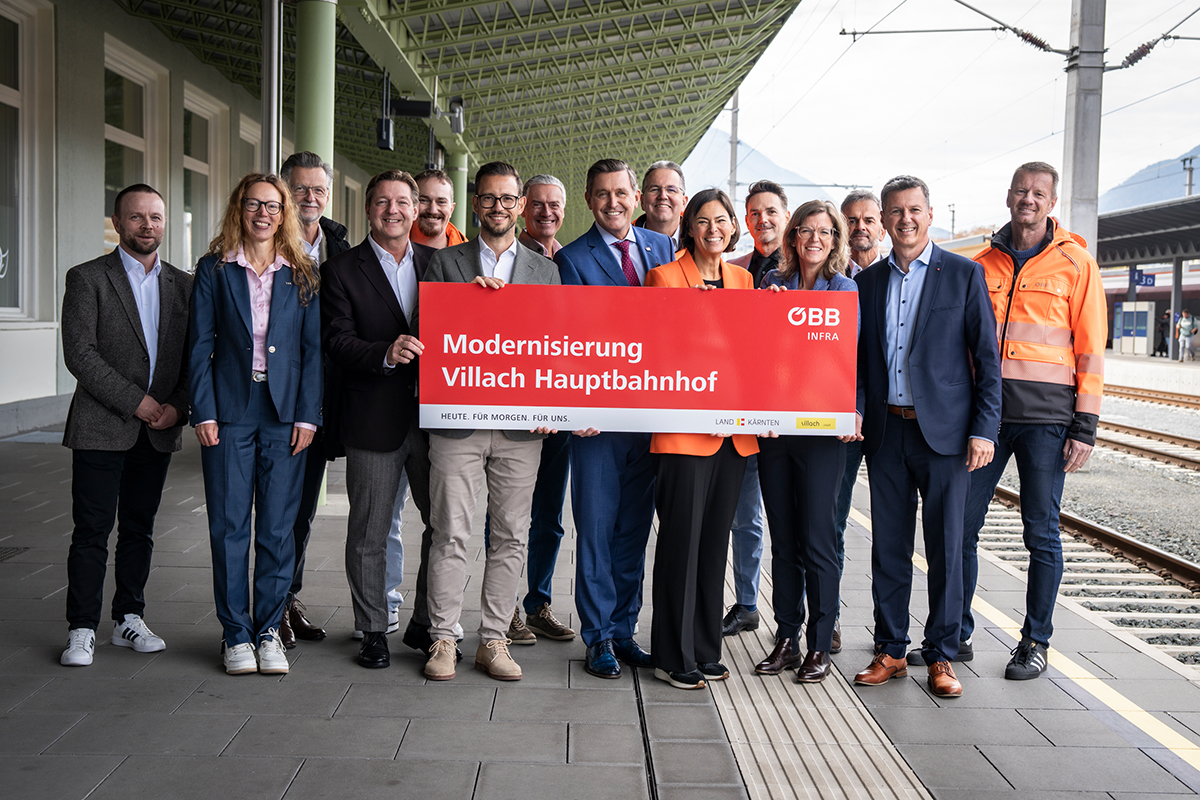 Infrastrukturminister Peter Hanke, LH Daniel Fellner u.a. bei Eröffnung Villacher Hauptbahnhof