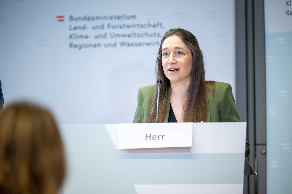Bei der Pressekonferenz (im Bild: Julia Herr) im Regierungsgebäude am Stubenring wurde von den Koalitionspartnern die Verordnung zum Wasserentnahmeregister vorgestellt