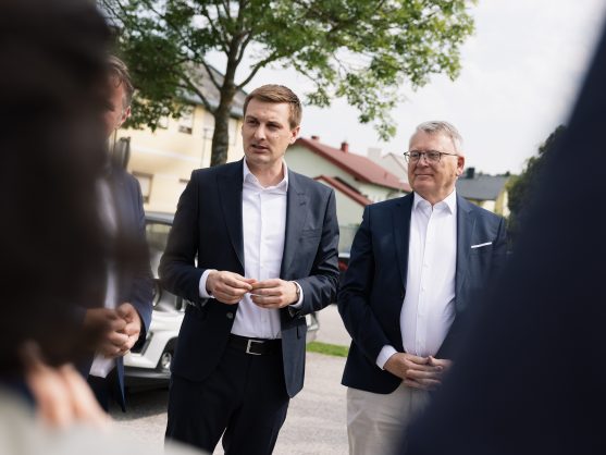 Bild: Sven Hergovich und Nicolas Schmit "Modell Arbeitsplatzgarantie Marienthal"