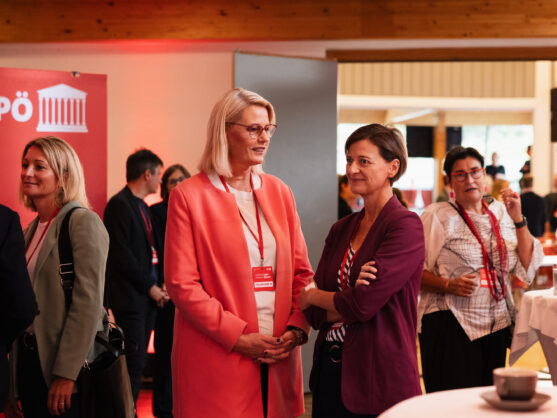 Katrin Auer mit Sabine Schatz