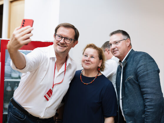 Rudolf Silvan beim Selfie mit Korinna Schumann