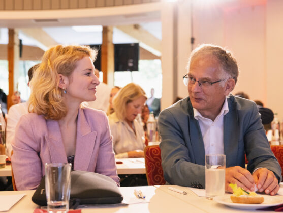 Eva-Maria Holzleitner und Markus Marterbauer im Publikum