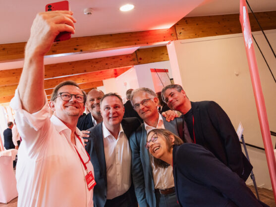 Gruppenfoto mit Andi Babler und Abgeordneten