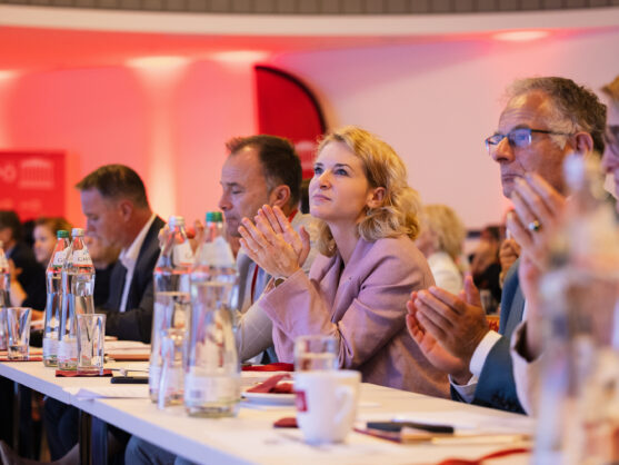 Eva-Maria Holzleitner im Publikum neben Markus Marterbauer