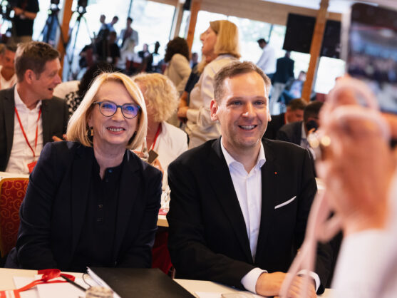 Doris Bures und Philip Kucher im Publikum