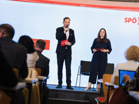 Philip Kucher und Julia Herr auf der Bühne bei der Moderation