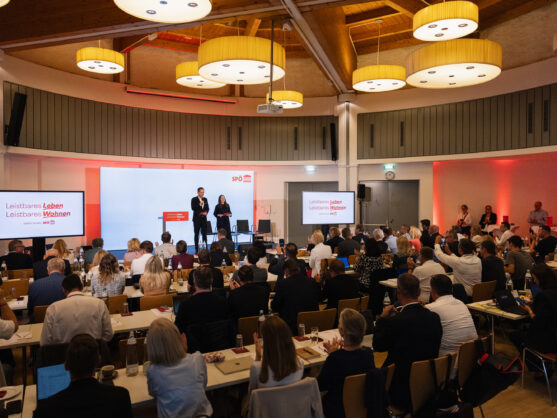 Philip Kucher und Julia Herr auf der Bühne bei der Moderation