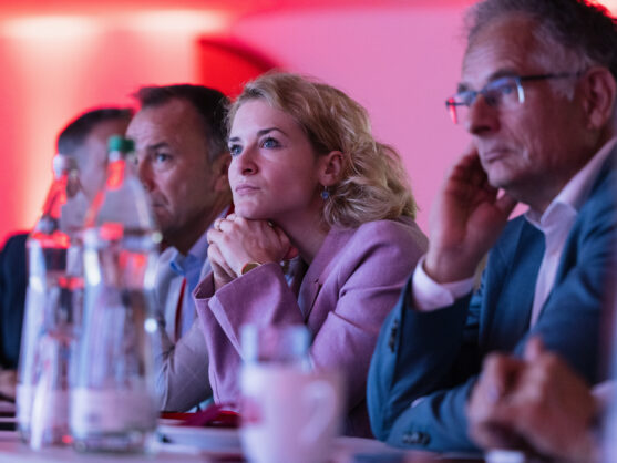 Eva-Maria Holzleitner im Publikum neben Markus Marterbauer