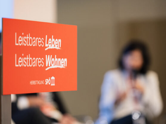 Schild: Leistbares Leben. Leistbares Wohnen.