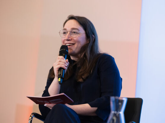 Julia Herr moderiert die Podiumsdiskussion