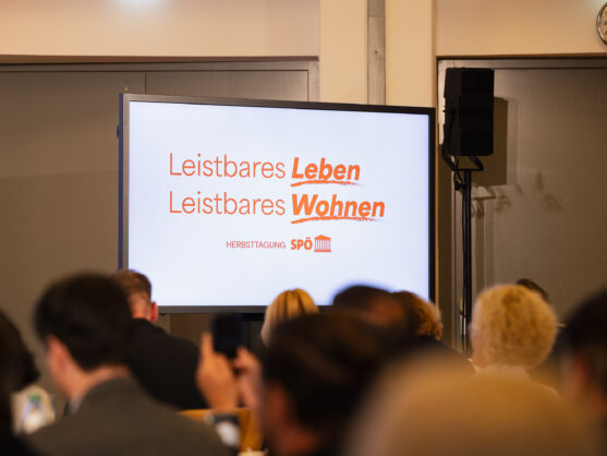 Tagungs-Saal, Blick auf die Bühne