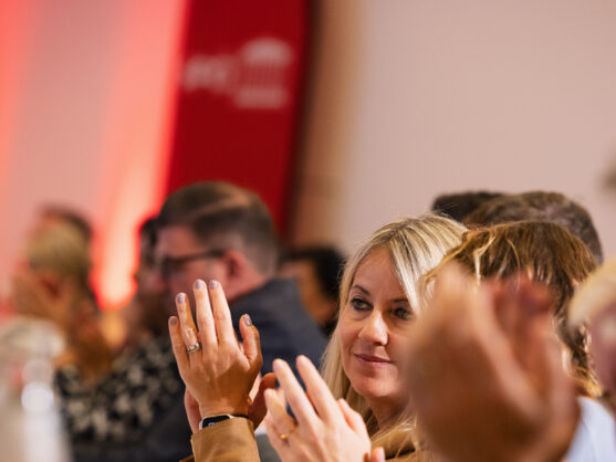 NR Silvia Kumpan-Takacs klatscht im Publikum