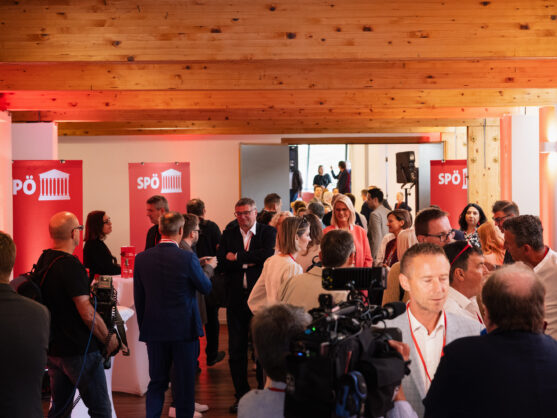 Foyer mit Mitgliedern des SPÖ-Parlamentsklubs und Medien