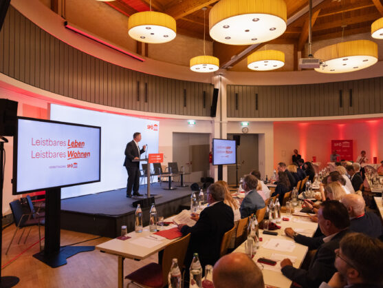 Andi Babler spricht auf der Bühne