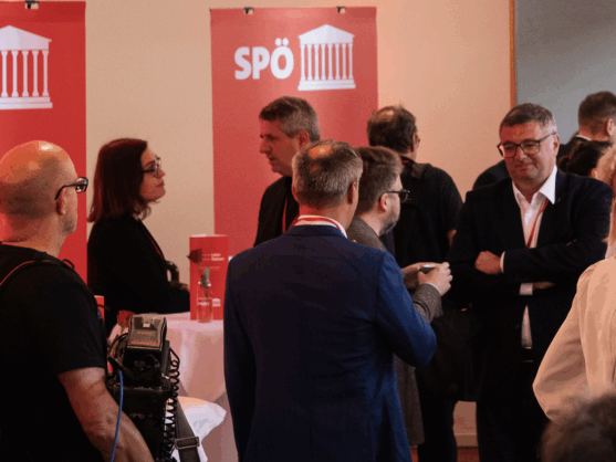 Eva-Maria Holzleitner umarmt Doris Bures