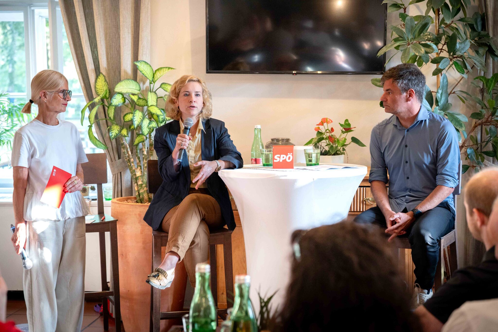 Foto: Tour-Termin mit Eva-Maria Holzleitner (mi.), Gabriele Kolar (li.) und Wolfgang Moitzi (re.) am 11. August 2026, 18.30 Uhr, im 